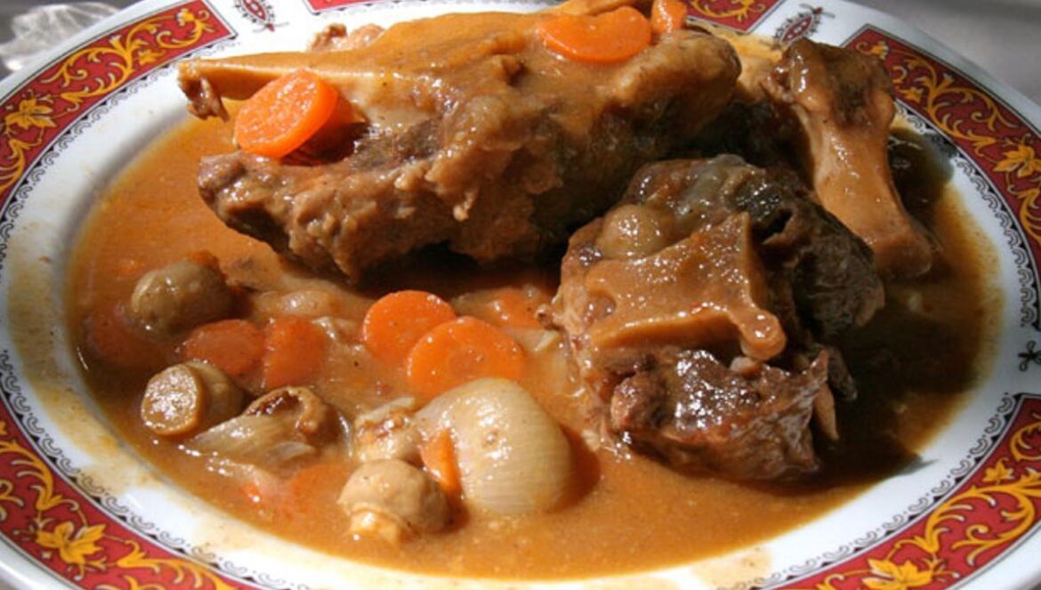 Plato de rabo de toro. MADERO CUBERO La Cofradía Gastronómica del Rabo de Toro Cordobés presenta el concurso que se celebrará el día 30 de noviembre en el Mercado Victoria.
