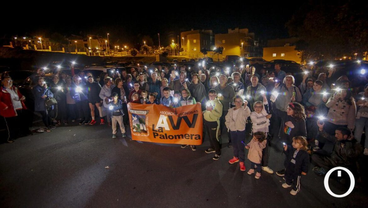 La Asociación Vecinal 'La Palomera' del Barrio del Naranjo se concentran para reclamar iluminación al aparcamiento de la calle Deán Francisco Javier Álex Gallegos La Asociación Vecinal 'La Palomera' del Barrio del Naranjo se concentran para reclamar iluminación al aparcamiento de la calle Deán Francisco Javier Álex Gallegos Aparcamiento a oscuras en El Naranjo. Álex Gallegos La Asociación Vecinal 'La Palomera' del Barrio del Naranjo se concentran para reclamar iluminación al aparcamiento de la calle Deán Francisco Javier Álex Gallegos
