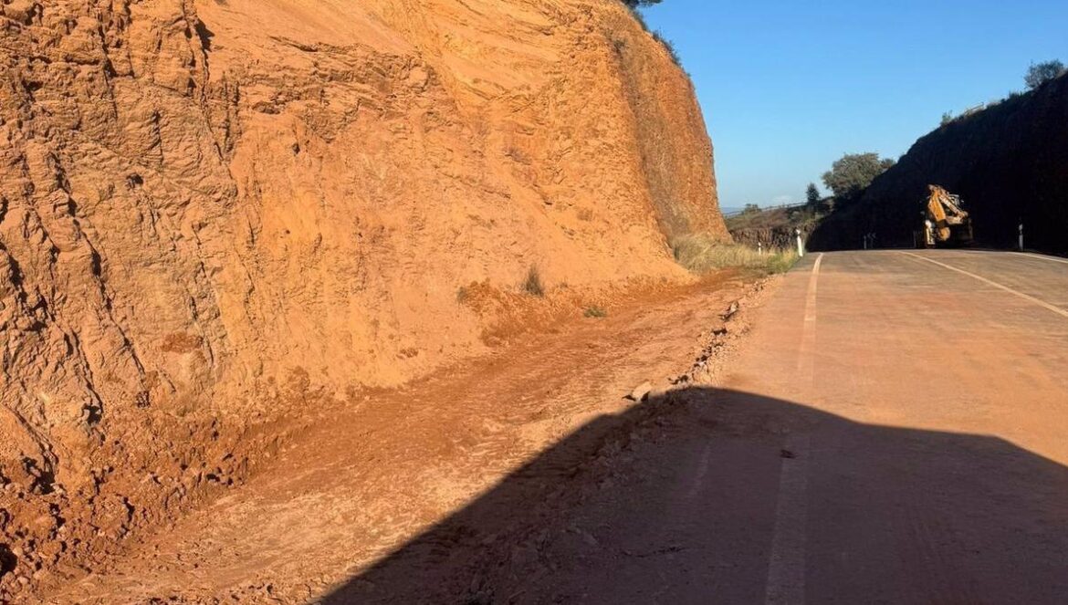 La carretera A-421reabierta al tráfico después de retirar las piedras desprendidas.