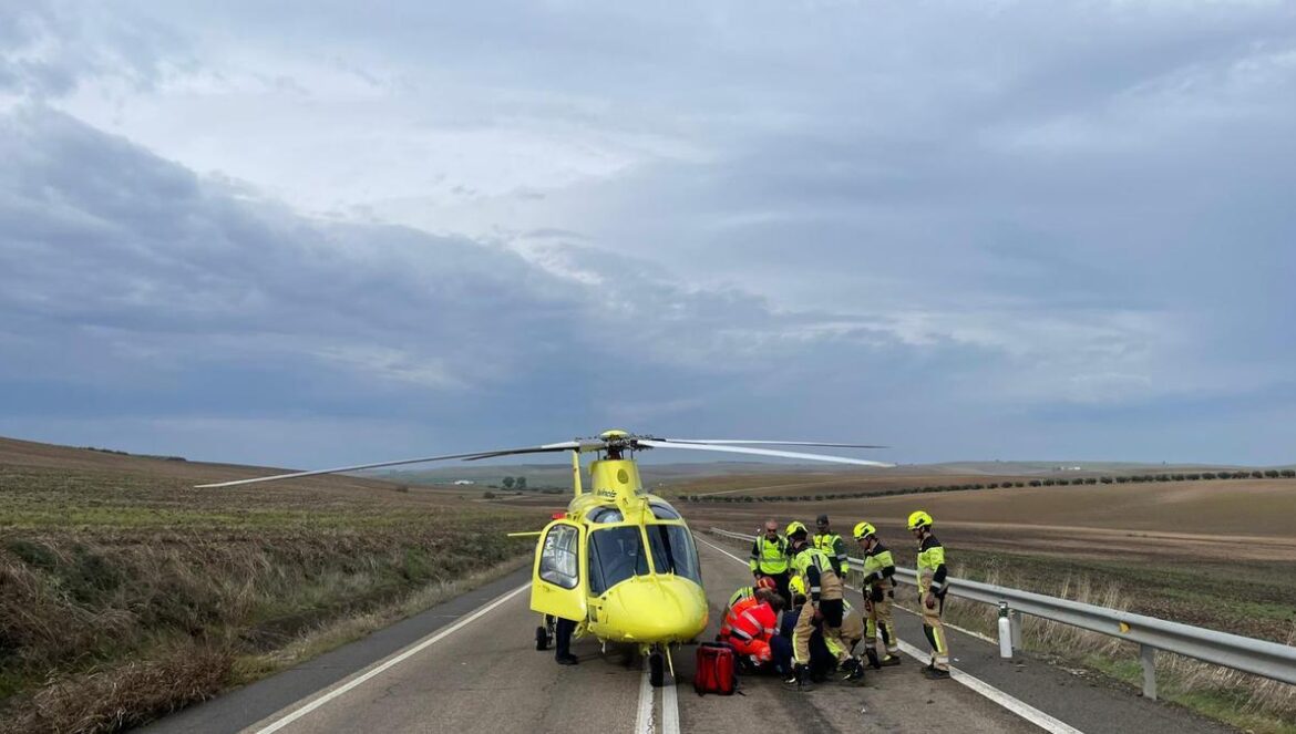 Helicóptero sanitario en el lugar del accidente. Imágenes del rescate en la N-331. Imágenes del rescate en la N-331.
