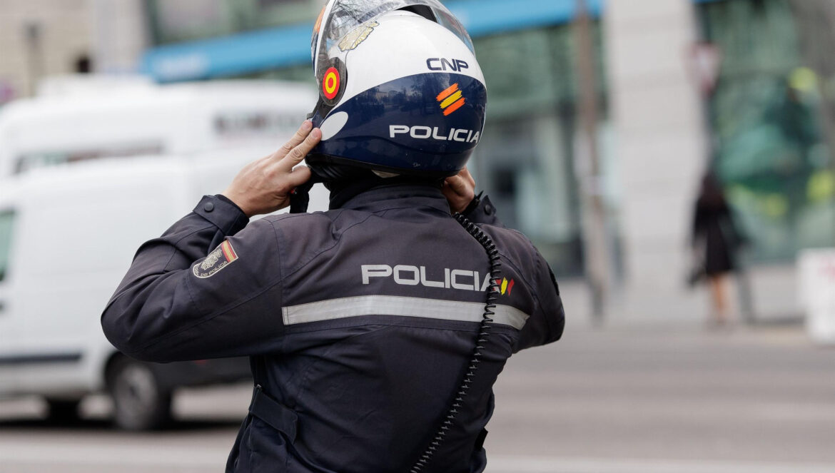 Un agente de la Policía Nacional. / E. Press