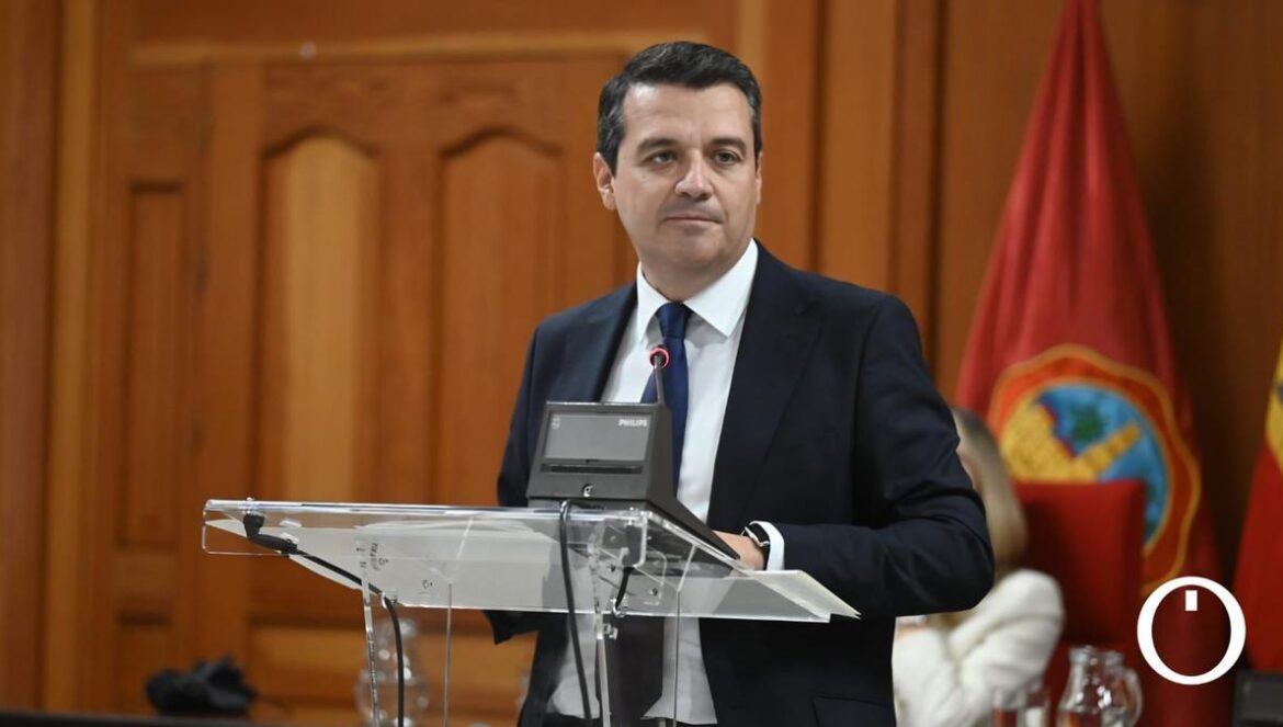El alcalde, José María Bellido, en el Ayuntamiento. J.M. AYALA
