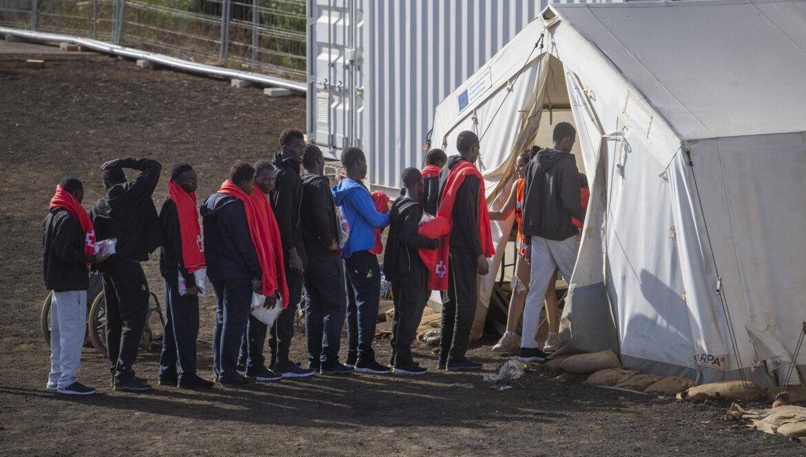 Llegada de inmigrantes al Centro de Acogida Temporal en la isla del Hierro / El Día