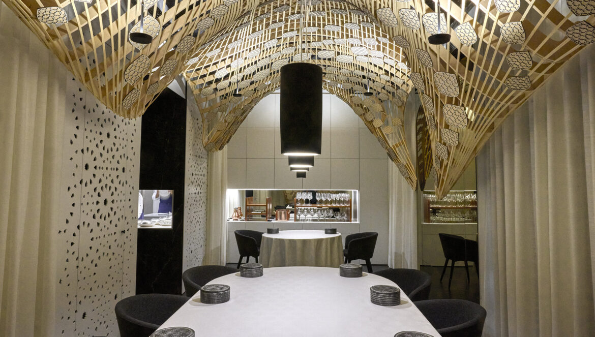 Espectacular cubierta de la nueva zona de Noor / Noor Restaurant