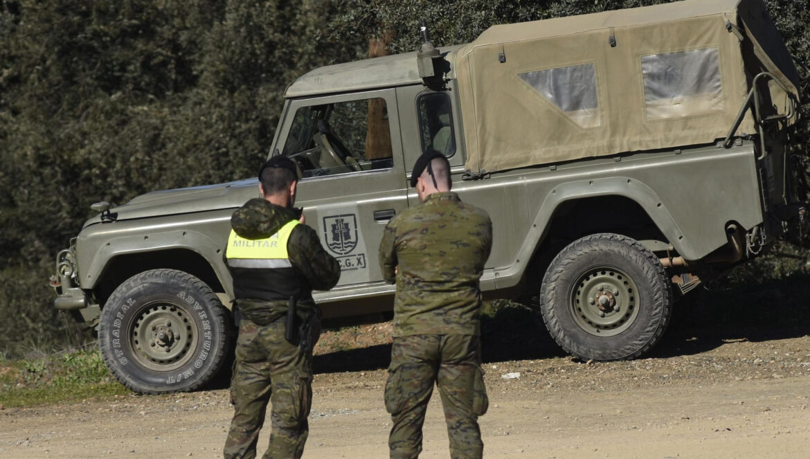 Militares acordonando el lugar donde han sido localizados los dos militares fallecidos en la base de Cerro Muriano / E. P.