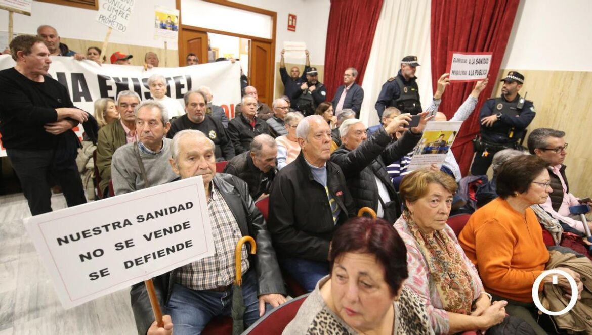Vecinos de Villarrubia protestan en el Pleno del Ayuntamiento MADERO CUBERO