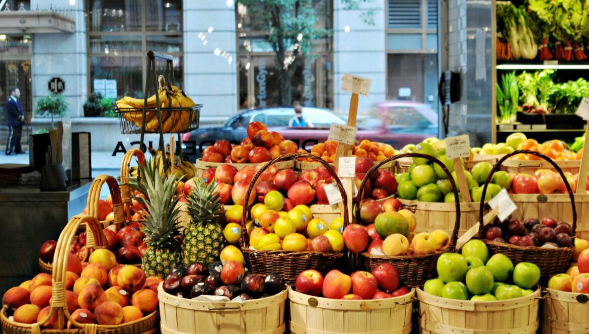 Frutas y verduras en un expositor. / E. Press