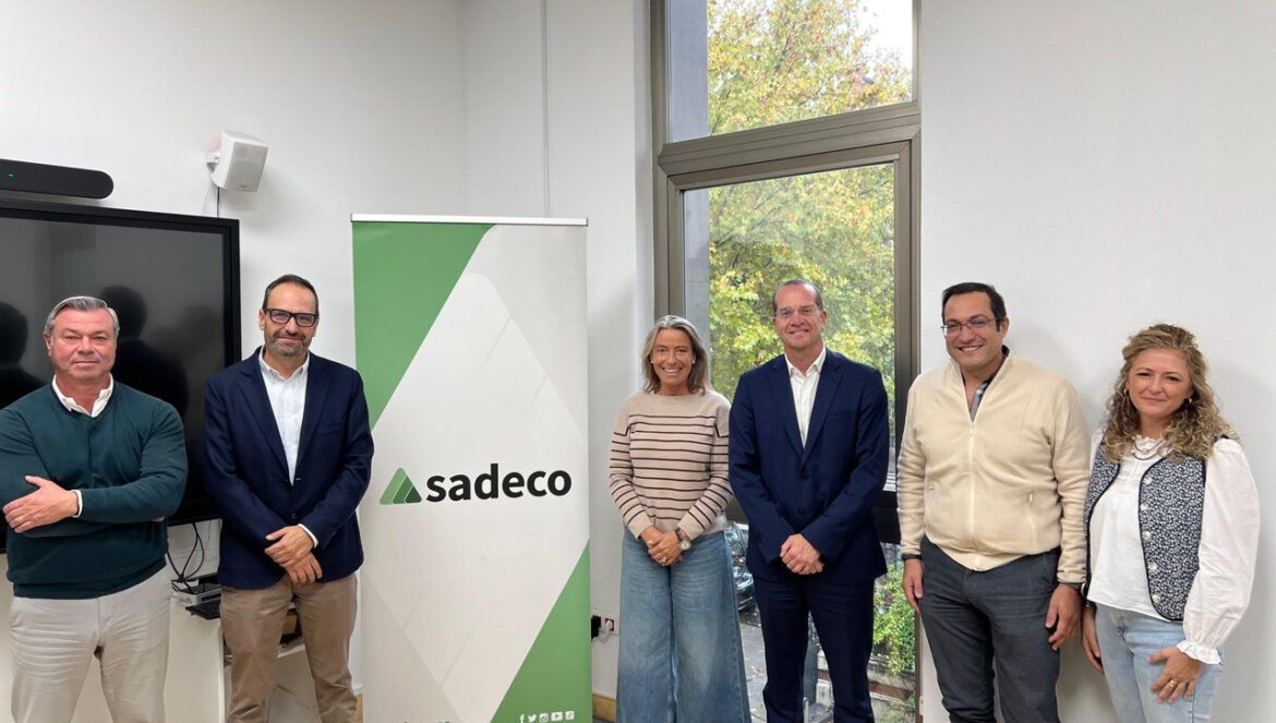 Representantes de Sadeco y Ecoembes, tras la firma del convenio. / El Día