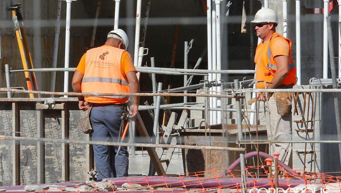 Dos albañiles trabajando en una obra en Córdoba ÁLEX GALLEGOS