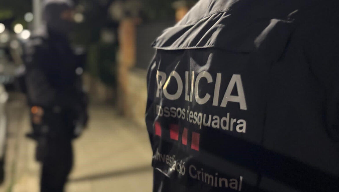 Mossos durante un operativo. / E. P.
