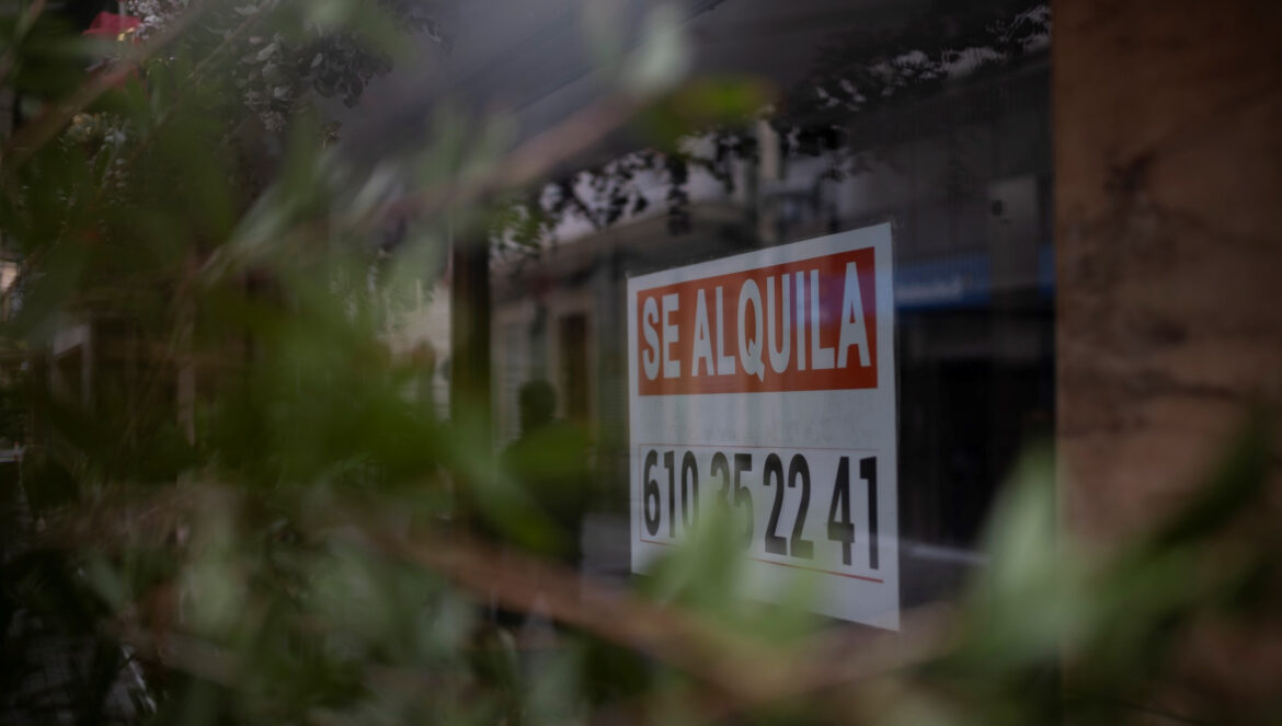 Un cartel de alquiler en una vivienda. / Clara Carrasco