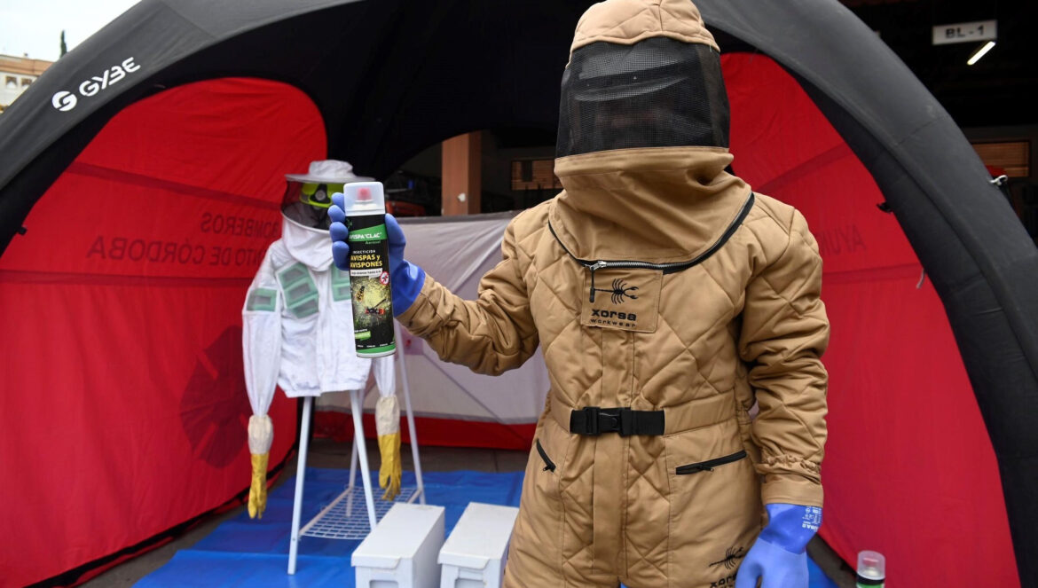 Un bombero de Córdoba equipado con la nueva EPI y el insecticida contra el avispón oriental. / Juan Ayala