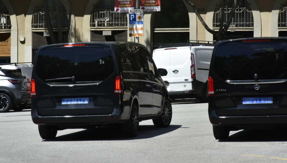 Dos VTC aparcados. / E. Press