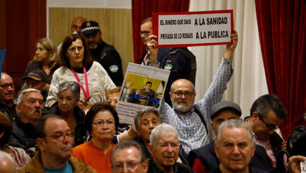 Vecinos de Villarrubia protestan en el Pleno. / Miguel Ángel Salas