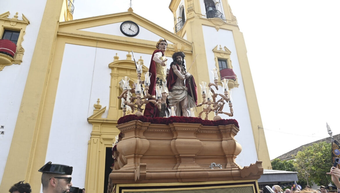 Procesion de la Presentación al Pueblo, en la iglesia de Cañero. / Juan Ayala