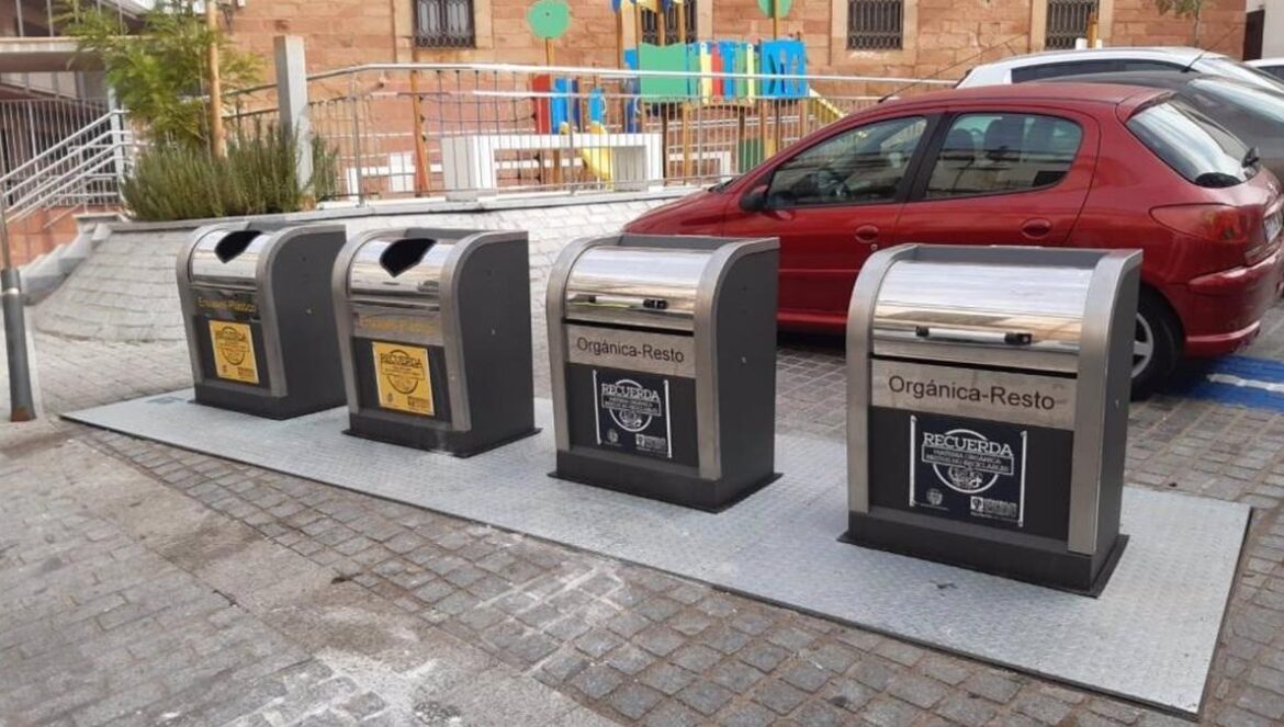 Contenedores soterrados acondicionados por Epremasa en un municipio de la provincia.