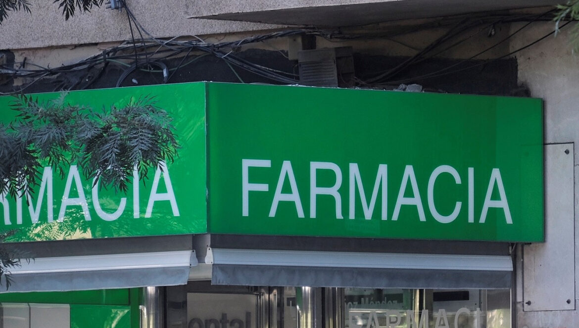 Un cartel luminoso de una farmacia en Córdoba. / Juan Ayala