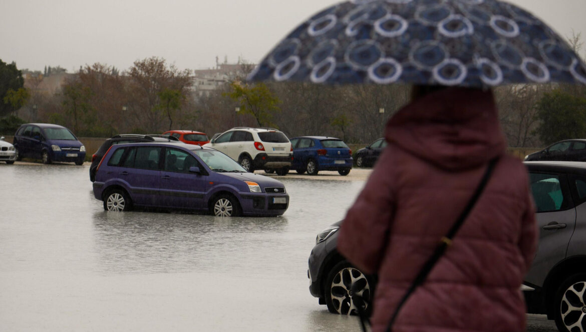 Coches en medio de una balsa de agua provocada por las lluvias de la borrasca Karlotta en Córdoba / Salas / Efe