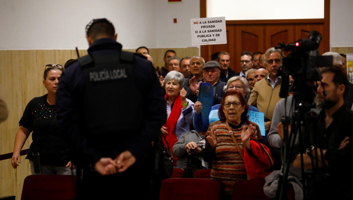 Protesta en el Pleno de los vecinos de Villarrubia. / Miguel Ángel Salas