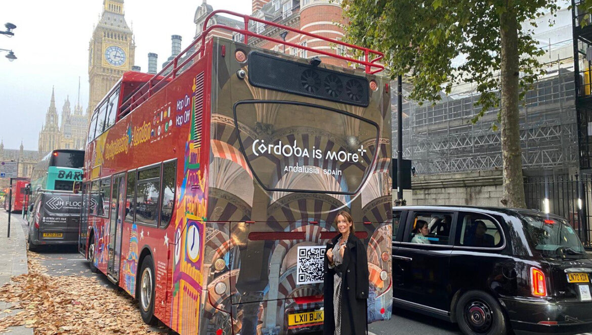 Marian Aguilar junto al bus turístico. / El Día