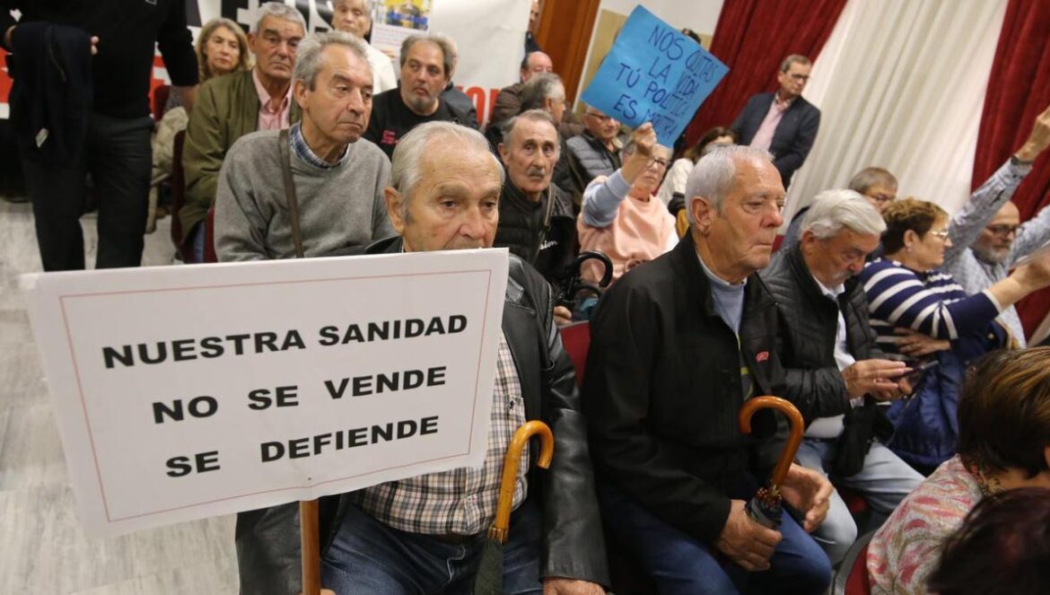 Vecinos de Villarrubia que han protestado en el Pleno del Ayuntamiento de Córdoba. MADERO CUBERO Protestas en el Salón de Plenos del Ayuntamiento de Córdoba. MADERO CUBERO El alcalde, José María Bellido, antes de empezar el Pleno MADERO CUBERO