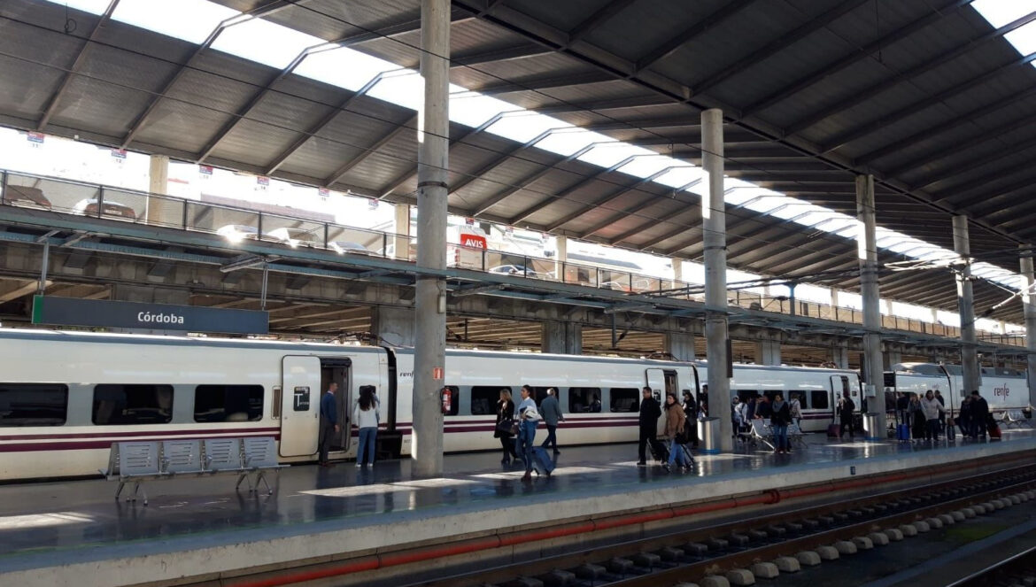 Viajeros en la estación de trenes de Córdoba / El Día