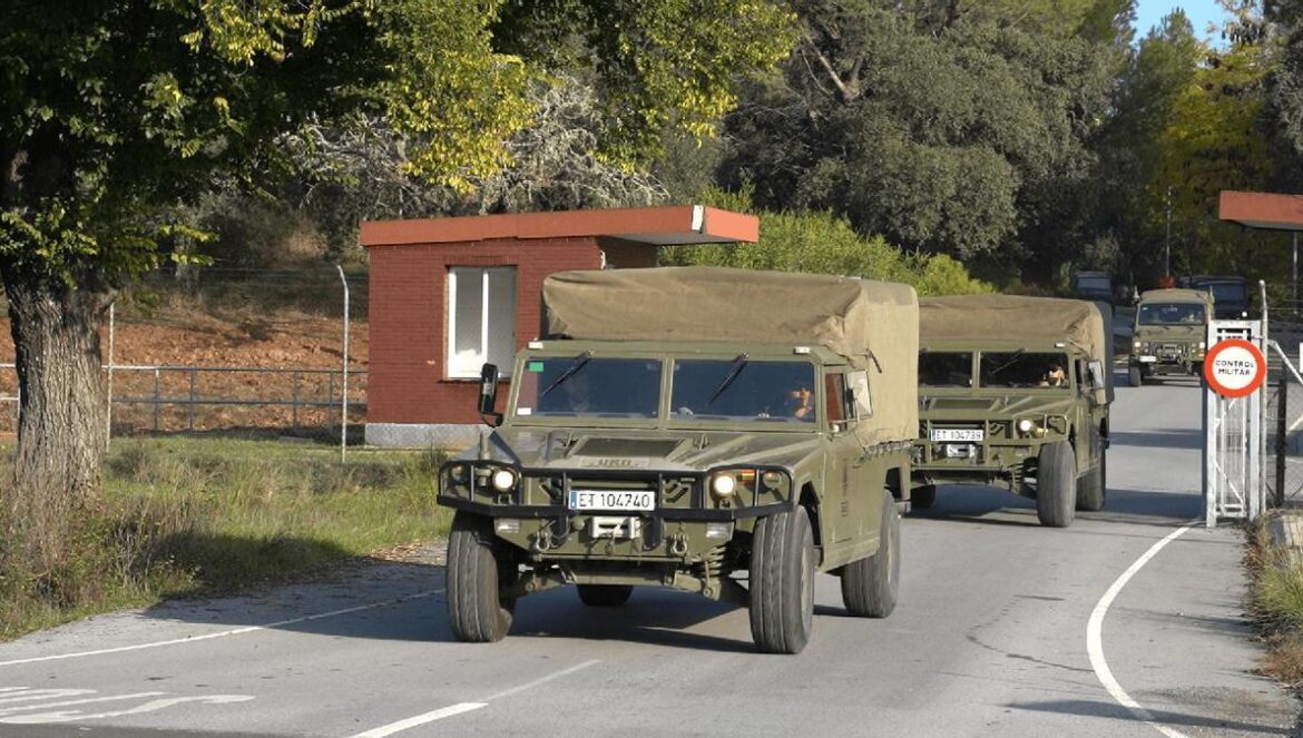 Varios vehículos parten de la base de Cerro Muriano.