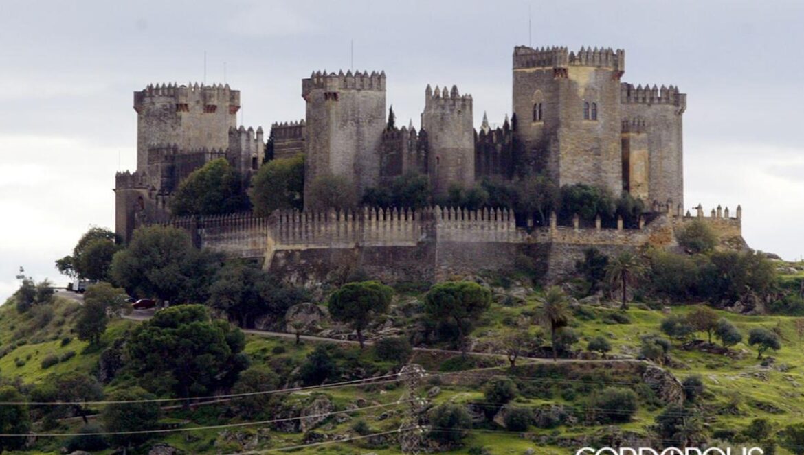 Castillo de Almodóvar del Río | MADERO CUBERO Zoco de la Encantá en 2023 junto al castillo Castillo de Almodóvar del Río MADERO CUBERO Zoco de la Encantá en 2023