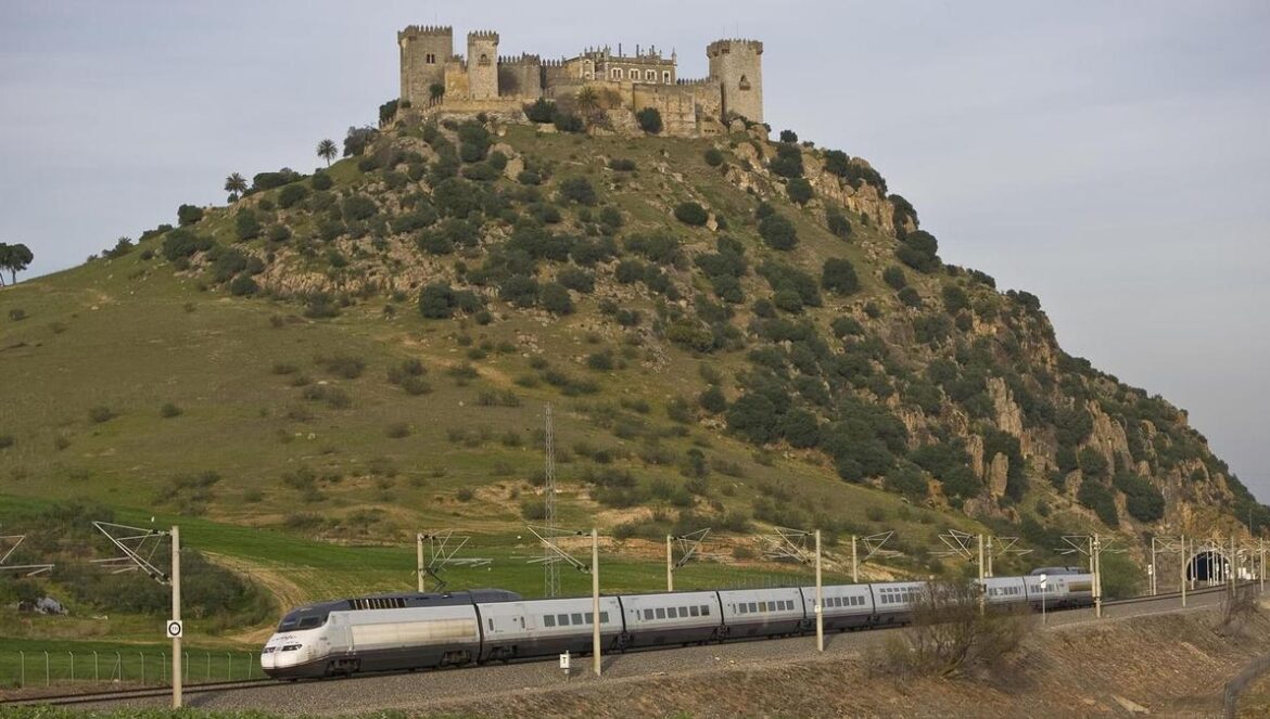 Imagen de archivo de un tren de Renfe pasando por Almodóvar del Río.
