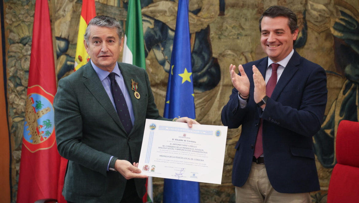 Antonio Sanz recibe la Medalla y el diploma de manos de José María Bellido / Miguel Ángel Salas