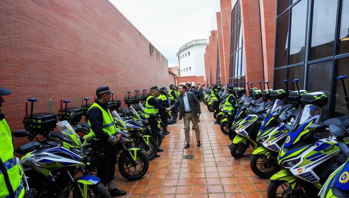 El alcalde pasa revista a los agentes que estrenan las motocicletas.