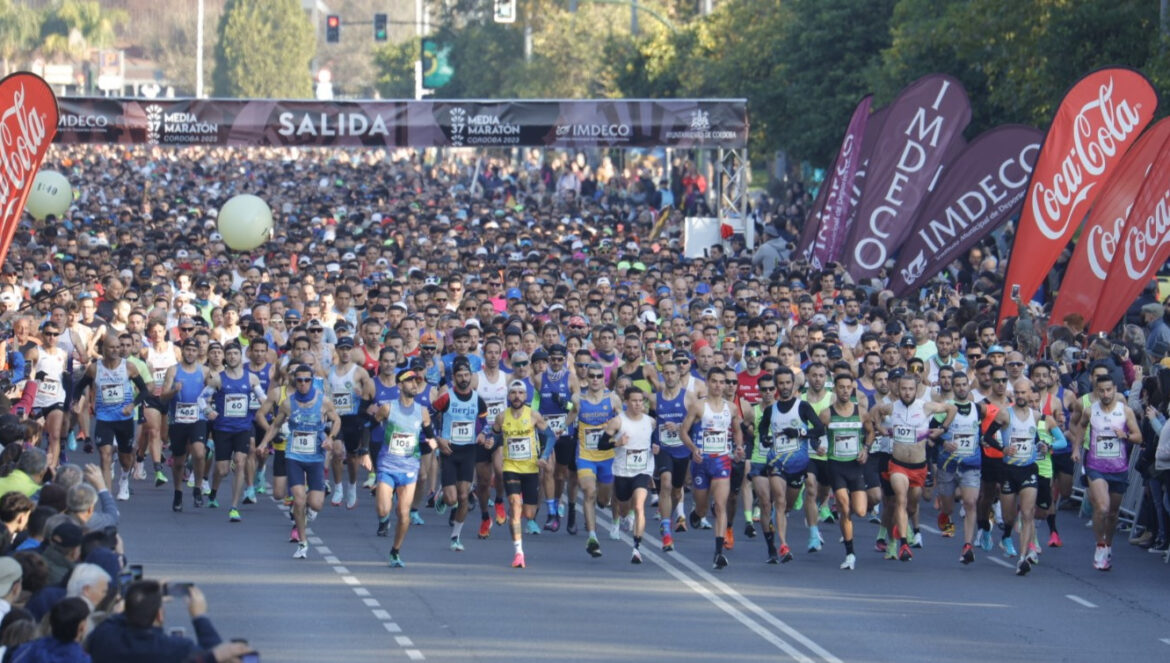 Momento de la salida en la pasada edición de la Media Maratón de Córdoba. / Miguel Ángel Salas