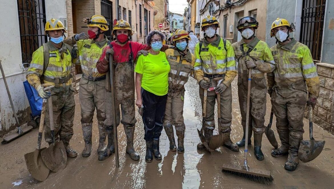 Estudiantes del IES Galileo Galilei de Córdoba ayudan a achicar agua y limpiar barro en Catarroja (Valencia).