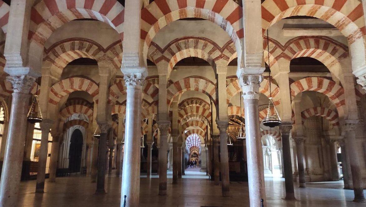 Interior de la Mezquita-Catedral de Córdoba.