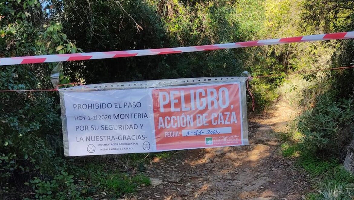 Cartel colocado para cortar el paso en la sierra por una montería.