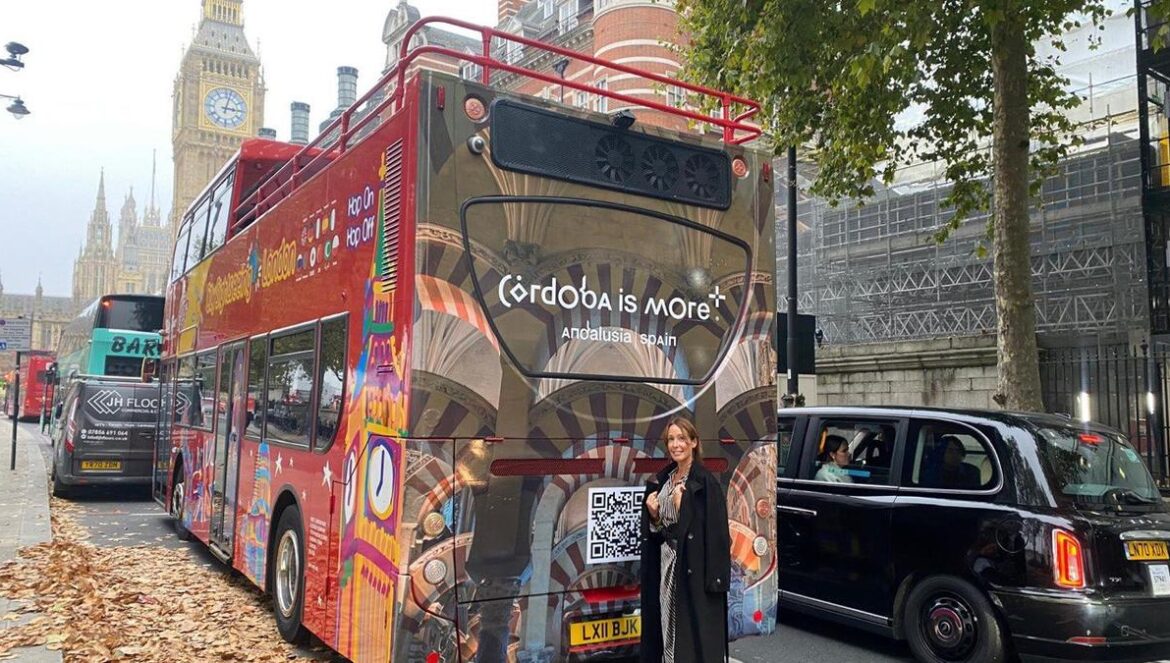 La concejala de Turismo, junto al autobús que promociona Córdoba en Londres.