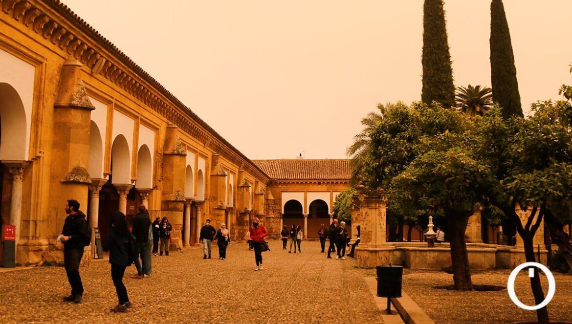 El Patio de los Naranjos bajo la calima de 2022 JUAN HUERTAS