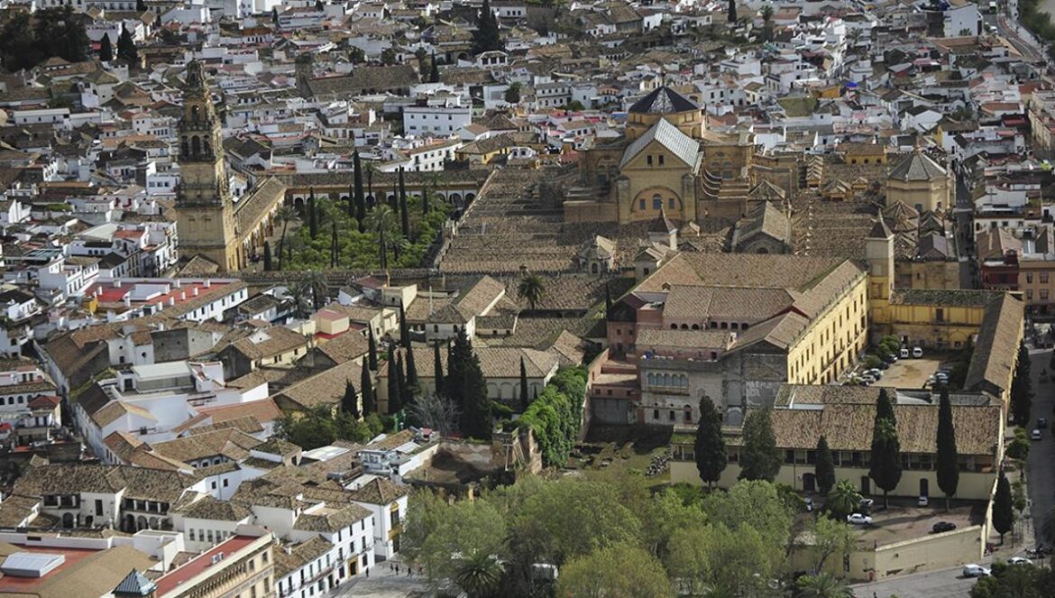 Vista aérea de Córdoba TONI BLANCO Zona de Amortiguamiento propuesta e ignorada en el Plan de Gestión del Casco Histórico. Zona de Amortiguamiento que incluía el pliego de prescripciones del Ayuntamiento y que ha desaparecido del plan. Propuesta de Entorno Más Amplio del bien Patrimonio Mundial Centro Histórico de Córdoba. Recreación de los arrabales occidentales de Córdoba, siglo X [Imagen cedida por Cristina Camacho y Rafael Valera,/Historia y arqueología de la vida en al Ándalus/. Editorial Almuzara, Córdoba 2022] Apertura del Congreso Mundial de la Organización de las Ciudades Patrimonio Mundial