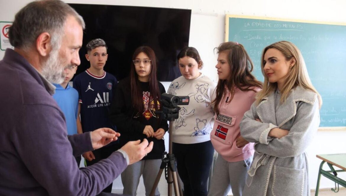 Aula de Cine en el IES Guadalquivir. Taller Aula de Cine de CIC Batá en el IES Guadalquivir. Un fotograma del trabajo realizado en el IES Zoco para el Aula de Cine de CIC Batá. Taller en IES Trassierra.