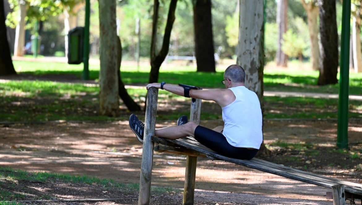 Una persona hace deporte en el Parque Cruz Conde / Juan Ayala