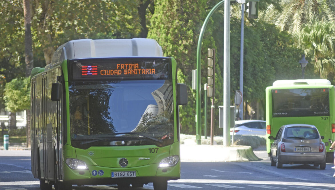 Un autobús de la línea 2 de Aucorsa circula por la ciudad. / Juan Ayala