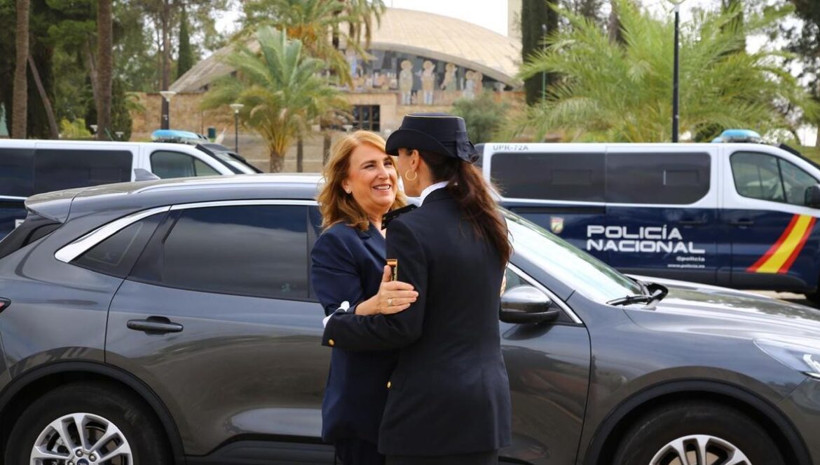 La subdelegada del Gobierno en Córdoba, Ana López, junto a la comisaria de la Policía Nacional en la capital, Dolores López.