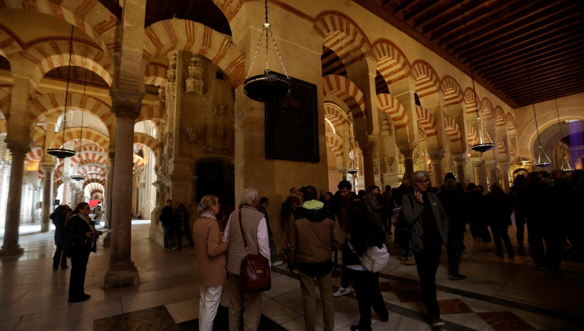 Turistas en el interior de la Mezquita-Catedral. / Miguel Ángel Salas