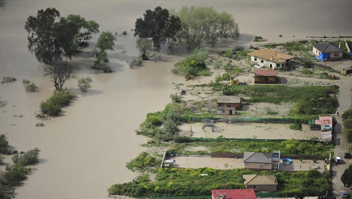 Inundaciones en el entorno del aeropuerto en el año 2010 | TONI BLANCO Operarios limpiando una inundación en Monturque en una imagen de archivo. Inundaciones en Aguilar de la Frontera en 2010 MADERO CUBERO