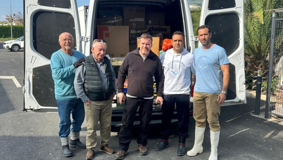 Voluntarios, Jesús Guerrero, presidente de Hostecor y padres del Colegio La Milagrosa Córdoba a su llegada a Valencia / Colegio La Milagrosa Córdoba