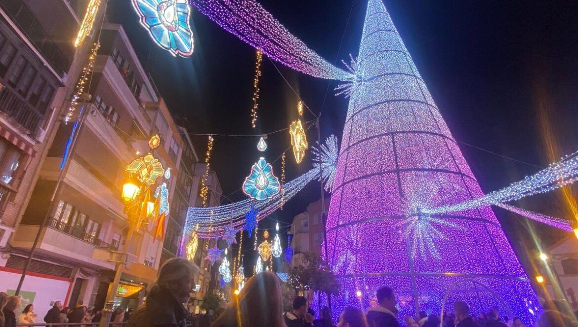 Árbol de Navidad en Puente Genil Presentación del cartel y la programación de Navidad 2024 en Puente Genil.