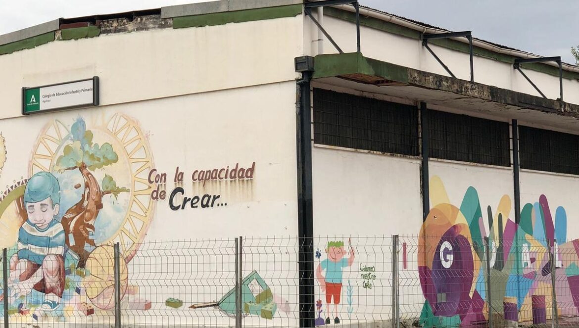 Gimnasio vallado tras desprenderse las cornisas en el colegio Algafequi. Gimnasio vallado tras desprenderse las cornisas en el colegio Algafequi. Familias y alumnado del CEIP Algafequi protestan por la situación del gimnasio del centro. Gimnasio vallado por desprendimiento de cornisas en el colegio Algafequi.