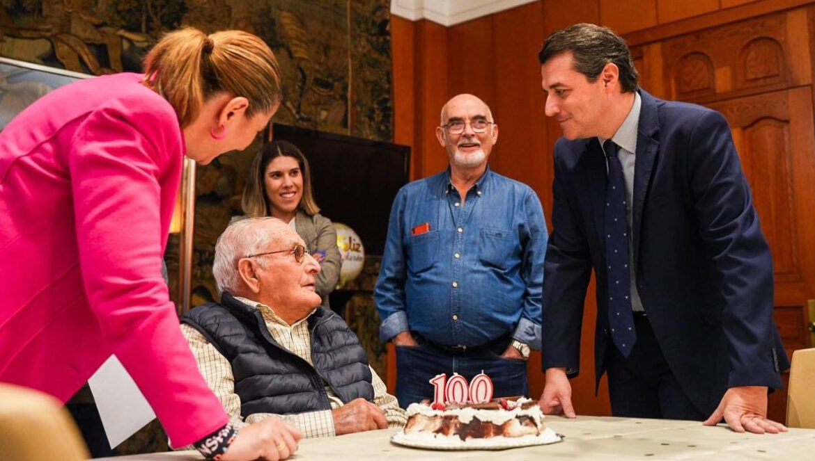 José Delgado junto al alcalde de Córdoba, José María Bellido. / El Día