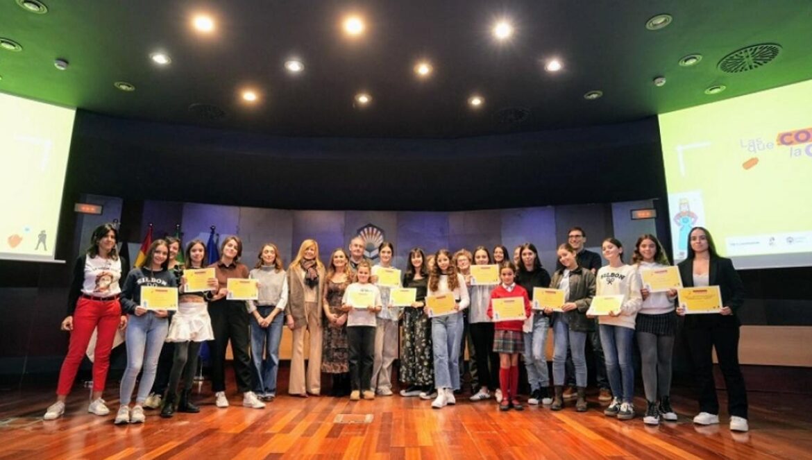 Imagen de las participantes del certamen, junto a autoridades y miembros del jurado