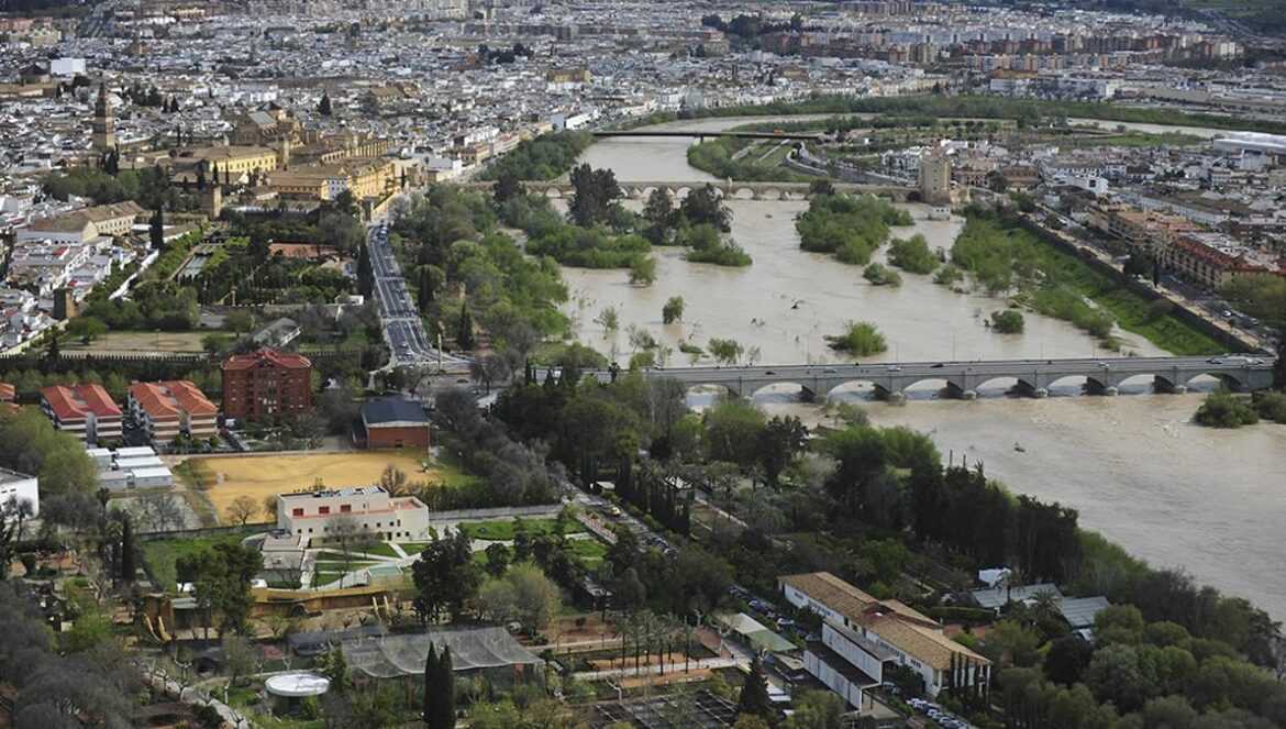 Vista aérea de la margen derecha del Cordel de Écija hacia el Puente de San Rafael TONI BLANCO La arquitecta María Auxiliadora Gálvez, autora del proyecto pionero del Cordel de Écija. CEDIDA Proyecto de edificación por grados. Una maqueta del proyecto. Plano del proyecto. Cordel de Écija MADERO CUBERO